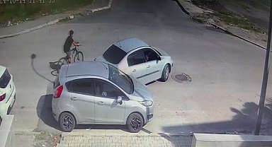 Geri geri gelirken park halindeki araca çarptı, bir şey olmamış gibi uzaklaştı: O anlar kamerada