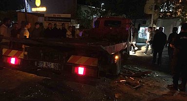 Germencik'te minibüs ile çekici çarpıştı: 3 yaralı