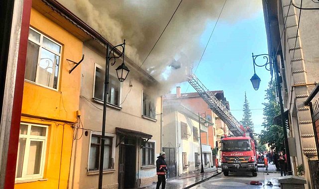 Geyve'de evde çıkan yangın yakınındaki 2 eve sıçradı: Mahsur kalan 2 çocuğu itfaiye kurtardı