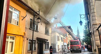 Geyve'de evde çıkan yangın yakınındaki 2 eve sıçradı: Mahsur kalan 2 çocuğu itfaiye kurtardı