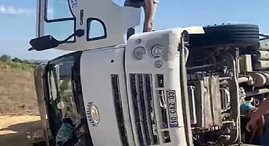 Gönen'de çeltik yüklü kamyon devrildi: Sürücü hastaneye kaldırıldı