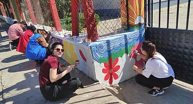 Gönüllü gençler ilkokul duvarlarını renklendirdi