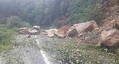 Görele'de heyelan grup köy yolunu ulaşıma kapattı