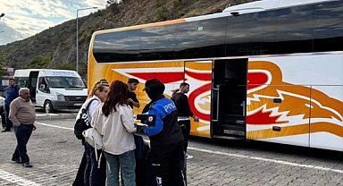 Gümüşhane'de polisler öğrencileri hırsızlık ve dolandırıcılık suçları hakkında bilgilendirdi