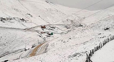 Gümüşhane'de yaylalar beyaz örtüyle kaplandı