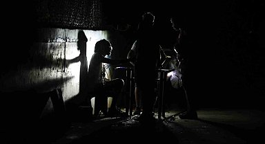 Günlerdir karanlığa gömülen Küba'yı bu kez tropik fırtına vurdu