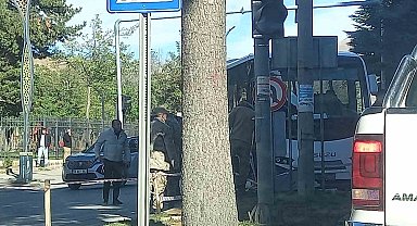 Güvenlik korucularını taşıyan otobüs refüje çarptı