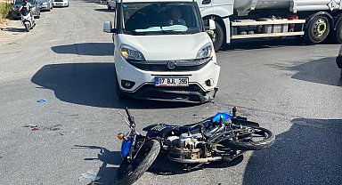 Hafif ticari araç ile motosiklet çarpıştı, motosiklet sürücüsü yaralandı