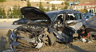 Hafif ticari araçla çarpışan lüks otomobil hurdaya döndü: 1 ölü, 1 yaralı