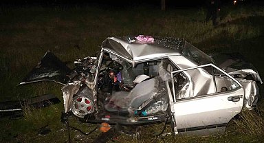 Hafif ticari araçla çarpışan Tofaş otomobil hurdaya döndü: 3 ağır yaralı