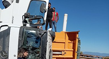 Hafriyat kamyonu devrildi, yol 2 saat trafiğe kapandı