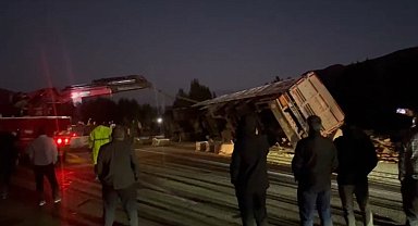 Hakkari-Van yolunda tır devrildi: 1 yaralı