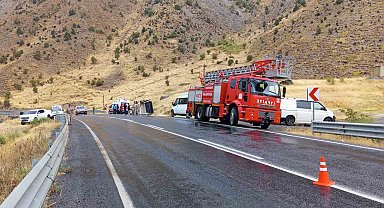 Hakkari'de kamyonet devrildi: 1 yaralı