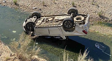 Hakkari'de kamyonet şarampole yuvarlandı: 1 yaralı