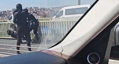 Haliç Köprüsü'nde polis, intihar girişimini böyle engelledi
