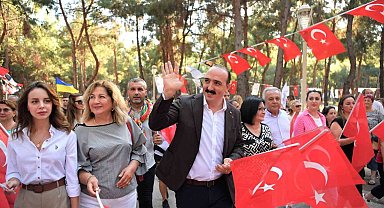 Halk danslarının kalbi Konyaaltı'nda attı