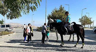 Harput'ta Atlı Jandarma Timi'ne yoğun ilgi