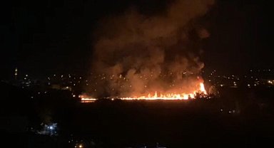 Hasarlı binanın çatı katındaki yangın korkuttu