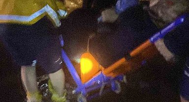 Hasta kadın sedye ile dereden geçirilerek hastaneye ulaştırıldı