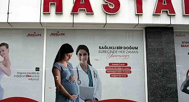 Hastane skandalında hastanenin camında 'Yenidoğan dostu hastane' yazılı görsel dikkat çekti