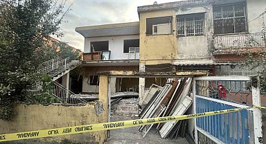 Hatay'da hasarlı evin balkonu çöktü: Baba ve oğlu hayatını kaybetti