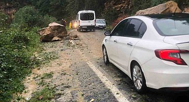 Heyelan nedeniyle kayaların kapattığı yol ulaşıma açıldı