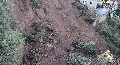 Heyelanda dev kayalar yolu kapattı, komşu inadı istinat duvarına izin vermedi