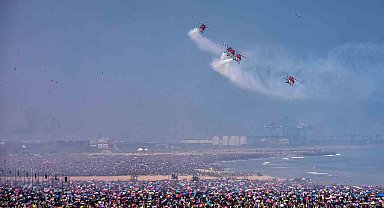 Hindistan'da 1 buçuk milyon kişinin izlediği hava gösterisinde 5 kişi sıcak çapmasından öldü