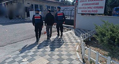 Hırsızlık suçundan aranan şahsı jandarma yakaladı