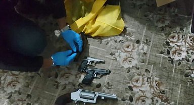 Hırsızlık şüphelilerinin evinden çok sayıda tabanca ve tarihi eser çıktı