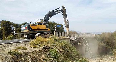 Hisarcık'ta 70 yıllık köprünün yıkımına başlandı