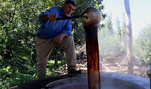 Hizan'da asırlardır doğal yöntemlerle üzüm pekmezi üretiliyor