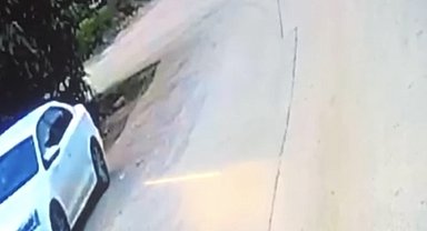 Hızla gelen motosiklet otomobile çarptı: 2 kişinin yaralandığı kaza kamerada