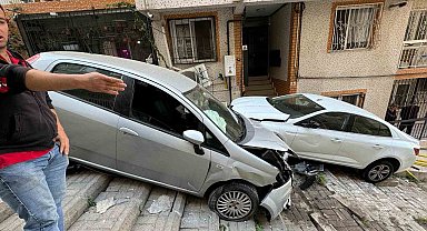 Hızla sokağa giren otomobil ortalığı yıkıp geçti