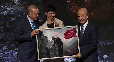 HKÜ öğrencisi Mert Can Altun, Cumhurbaşkanı Erdoğan'a eserini takdim etti