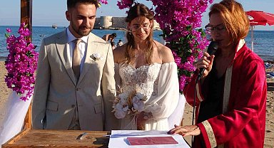 Hollandalı gelin 'Kızkalesi' sahilindeki nikah töreniyle evlendi