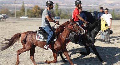 Honaz'da rahvan atlar, Cumhuriyet'in 101. yıl dönümü için koştu