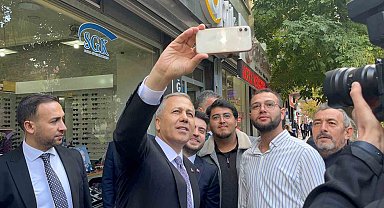 İçişleri Bakanı Ali Yerlikaya ile gençler arasında gülümseten sıcak diyaloglar