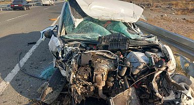 Iğdır'da minibüs otomobille çarpıştı: 3'ü ağır 8 yaralı