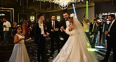 İki aşiretin düğününde paralar havada uçuştu