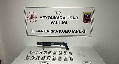 İki kardeş evlerinde uyuşturucu ile yakalandı