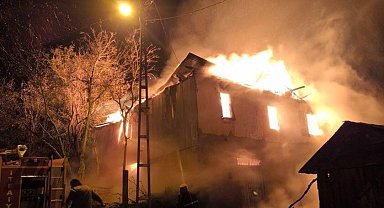 İki katlı ev alevlere teslim oldu