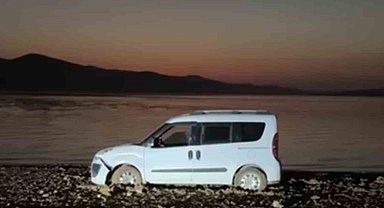 Ilısu Baraj Gölü kıyısında mahsur kalan Suriyeli aile kepçe yardımıyla kurtarıldı