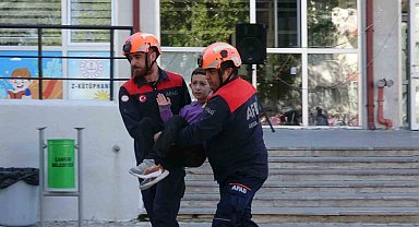 İlkokuldaki deprem tatbikatı nefes kesti