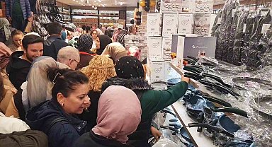 İndirimli ürünleri almak için birbirlerini ezdiler