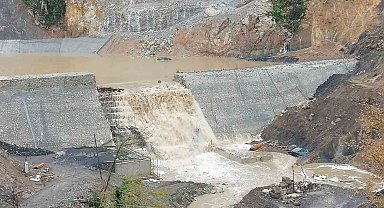 İnşaat halindeki gölette sel sularının altında kalan iş makineleri kurtarılmayı bekliyor