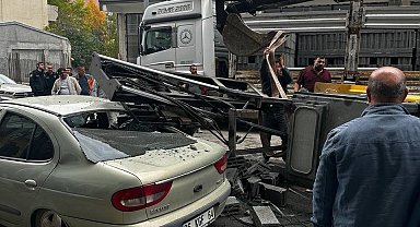 İnşaata Forklift tuğlaları taşırken otomobilin üzerine devrildi