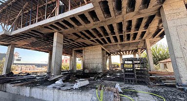 İnşaattaki strafor köpükler yandı, gökyüzünü dumanlar kapladı