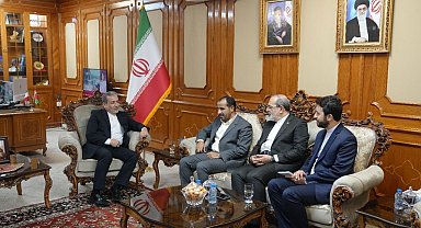 İran Dışişleri Bakanı Arakçi, Husilerin Müzakere Heyeti Başkanı ve Sözcüsü Abdusselam ile görüştü