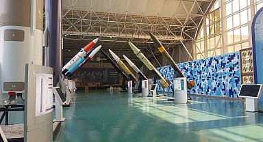 İran, İsrail saldırısında kullandığı füzeleri sergiledi